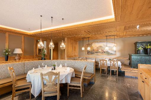 Bilder 1 bis 4: Neben dem Foyer wurden auch der Restaurant-Bereich und die Zi...